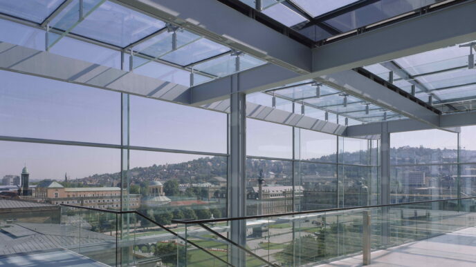 Kunstmuseum in Stuttgart, Blick durch die Glasfassade auf die Innenstadt