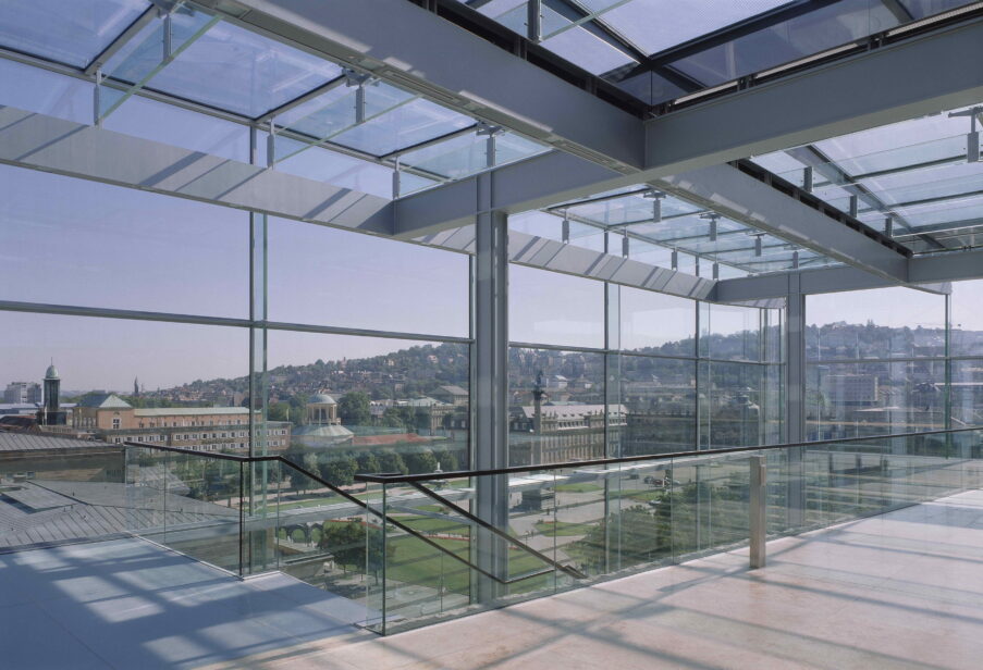 Kunstmuseum in Stuttgart, Blick durch die Glasfassade auf die Innenstadt