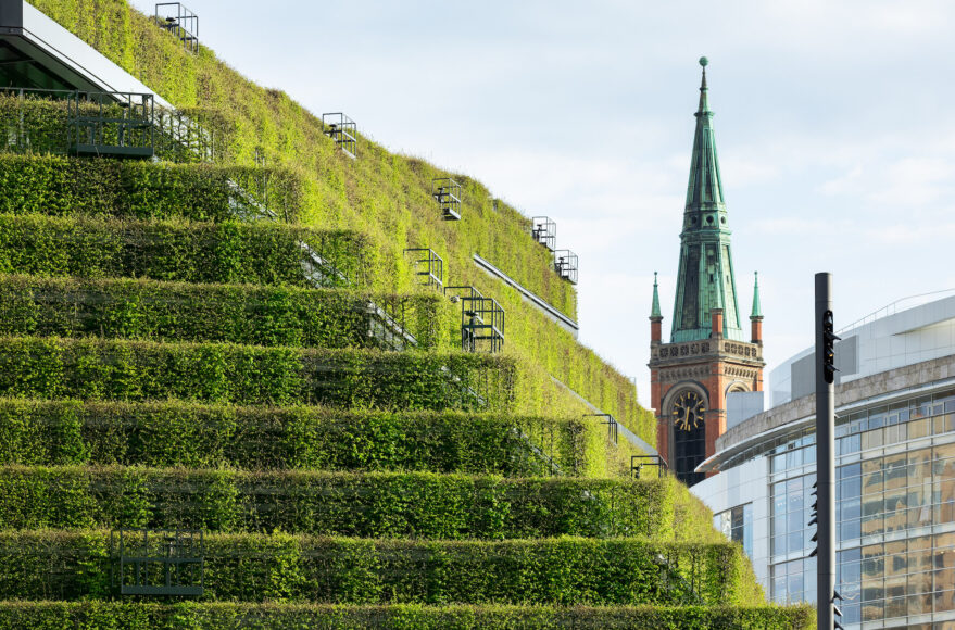 Grünfassaden in der Architektur: Das Büro- und Geschäftshaus KII von Ingenhoven Architects, bepflanzt mit 30.000 Hainbuchen, in der Düsseldorfer Innenstadt
